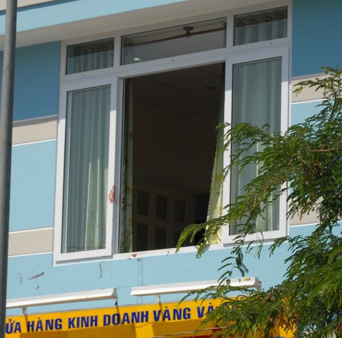 Phút sinh tử của chủ tiệm vàng khi đối đầu với tên cướp - ảnh 2