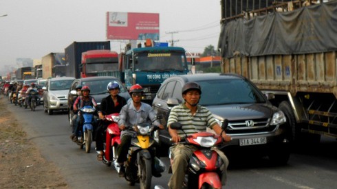 Xe container lật nhào vì “né” CSGT - ảnh 2