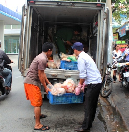 Bắt gần 2 tấn thịt gà bẩn không nguồn gốc - ảnh 2