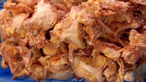 Bắt gần 2 tấn thịt gà bẩn không nguồn gốc - ảnh 1