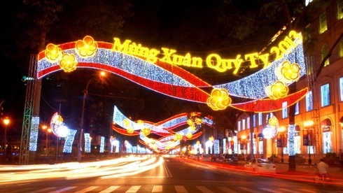 Huyền ảo những cung đường Sài Gòn dịp Tết - ảnh 2