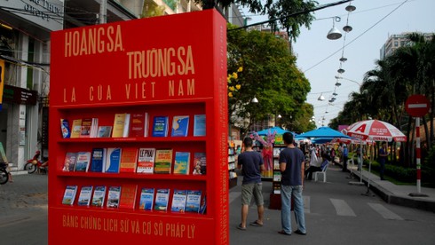 Tự hào biển đảo trên đường sách, đường hoa - ảnh 2