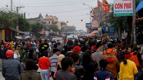 Dòng người ùn ùn đổ về chợ Viềng cầu may - ảnh 1