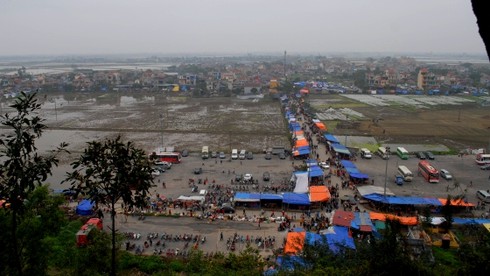 Dòng người ùn ùn đổ về chợ Viềng cầu may - ảnh 13