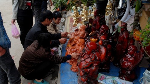 Dòng người ùn ùn đổ về chợ Viềng cầu may - ảnh 4