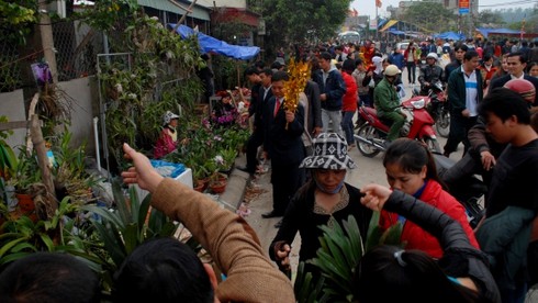 Dòng người ùn ùn đổ về chợ Viềng cầu may - ảnh 3