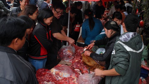 Dòng người ùn ùn đổ về chợ Viềng cầu may - ảnh 9