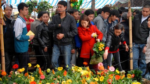 Dòng người ùn ùn đổ về chợ Viềng cầu may - ảnh 6