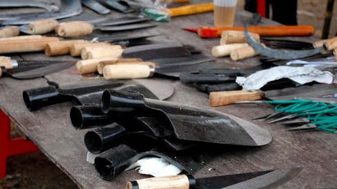 Dòng người ùn ùn đổ về chợ Viềng cầu may - ảnh 5