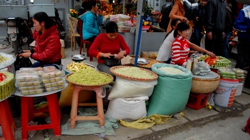 Dòng người ùn ùn đổ về chợ Viềng cầu may - ảnh 10