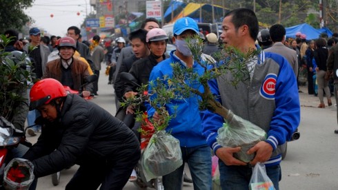 Dòng người ùn ùn đổ về chợ Viềng cầu may - ảnh 12