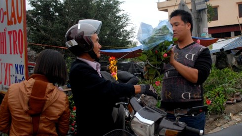 Dòng người ùn ùn đổ về chợ Viềng cầu may - ảnh 11