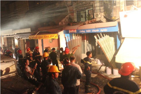 TP.HCM: Nổ sập 3 căn nhà, chôn vùi nhiều người trong đêm - ảnh 5