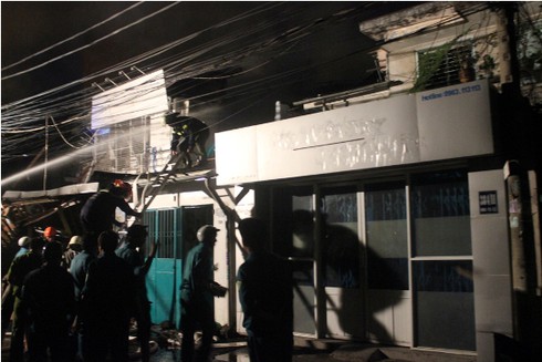 TP.HCM: Nổ sập 3 căn nhà, chôn vùi nhiều người trong đêm - ảnh 2