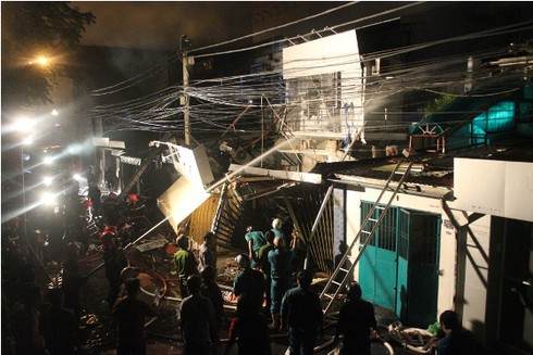 TP.HCM: Nổ sập 3 căn nhà, chôn vùi nhiều người trong đêm - ảnh 1