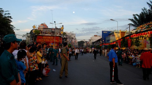 Phố người Hoa rực rỡ sắc màu Tết Nguyên tiêu - ảnh 5