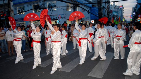 Phố người Hoa rực rỡ sắc màu Tết Nguyên tiêu - ảnh 9