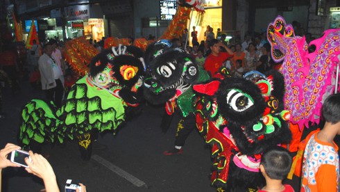 Phố người Hoa rực rỡ sắc màu Tết Nguyên tiêu - ảnh 3