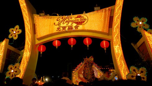 Phố người Hoa rực rỡ sắc màu Tết Nguyên tiêu - ảnh 1