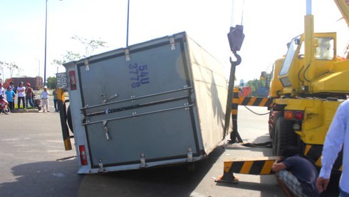 Lại lật xe tại khúc cua tử thần - ảnh 1