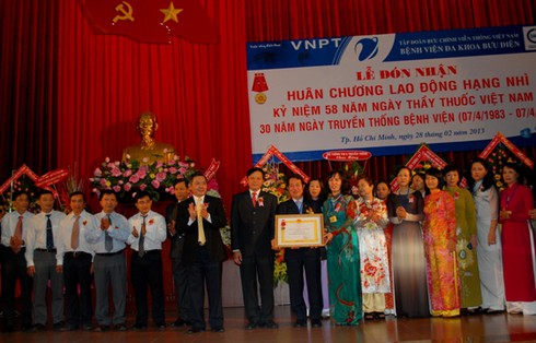 Bệnh viện Đa khoa Bưu điện đón nhận Huân chương Lao động hạng II - ảnh 1