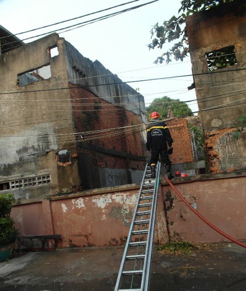 Cháy, nổ trong khu nhà hoang - ảnh 1