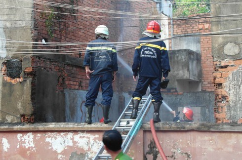 Cháy, nổ trong khu nhà hoang - ảnh 3
