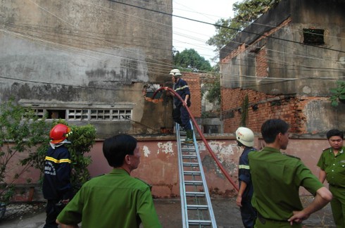 Cháy, nổ trong khu nhà hoang - ảnh 2