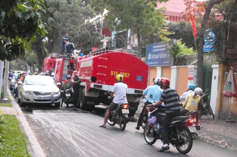 Cháy, nổ trong khu nhà hoang - ảnh 4