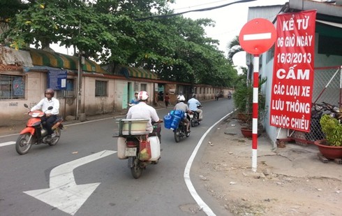 Đường một chiều: Dân cứ đi ùn ùn dù có biển cấm - ảnh 1
