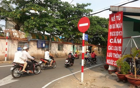 Đường một chiều: Dân cứ đi ùn ùn dù có biển cấm - ảnh 2