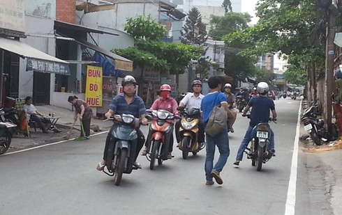 Đường một chiều: Dân cứ đi ùn ùn dù có biển cấm - ảnh 8