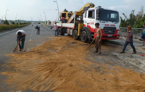 Lật máy bơm bê tông, nhớt chảy tràn đường - ảnh 1