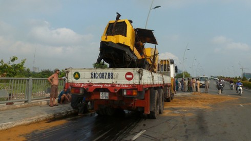 Lật máy bơm bê tông, nhớt chảy tràn đường - ảnh 2