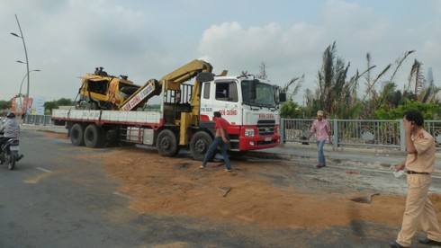 Lật máy bơm bê tông, nhớt chảy tràn đường - ảnh 3