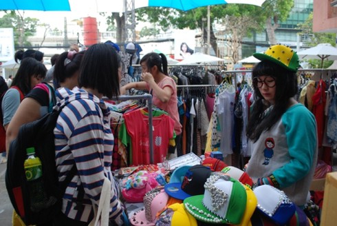 TP HCM: Rộn ràng chợ phiên thanh niên 2013 - ảnh 2