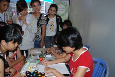 TP HCM: Rộn ràng chợ phiên thanh niên 2013 - ảnh 4