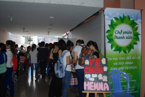 TP HCM: Rộn ràng chợ phiên thanh niên 2013 - ảnh 6
