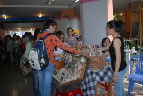 TP HCM: Rộn ràng chợ phiên thanh niên 2013 - ảnh 9