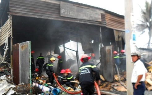 Nổ lớn, thiêu cháy hai căn nhà - ảnh 1