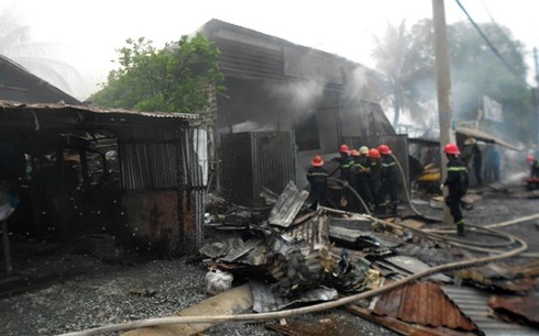 Nổ lớn, thiêu cháy hai căn nhà - ảnh 2