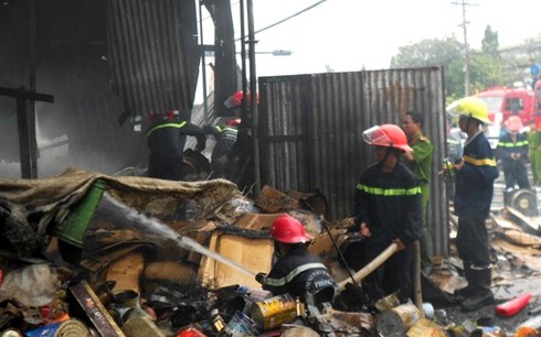 Nổ lớn, thiêu cháy hai căn nhà - ảnh 4