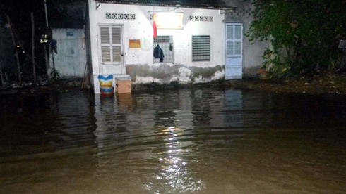 TP.HCM ngập nước sau mưa lớn và triều cường - ảnh 10