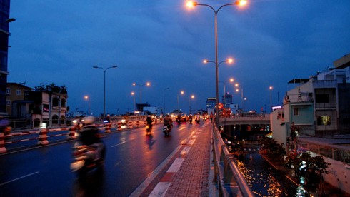 TP.HCM ngập nước sau mưa lớn và triều cường - ảnh 1