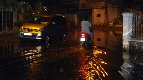 TP.HCM ngập nước sau mưa lớn và triều cường - ảnh 9