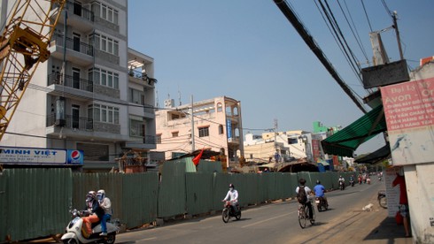 Thi công cầu: Nhà nứt, rung lắc, mất ngủ vẫn bám chờ đền bù - ảnh 1
