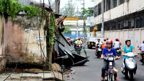TP.HCM: Giông lớn làm tốc mái nhà, cây xanh đổ rạp - ảnh 4