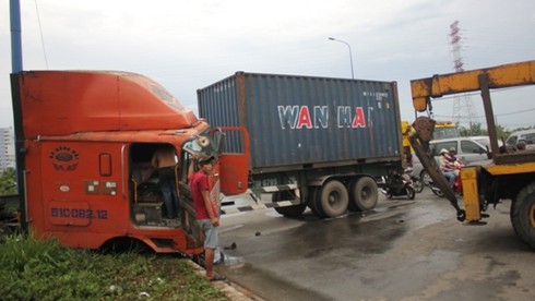 Xe container mất phanh, văng bánh, người đi đường hoảng loạn - ảnh 2
