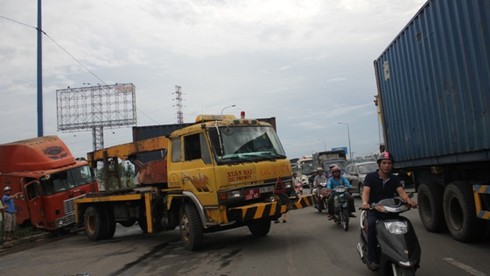 Xe container mất phanh, văng bánh, người đi đường hoảng loạn - ảnh 4
