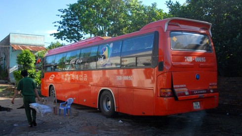 Bắt hai xe khách giường nằm chở hơn 600kg heo, vịt lậu - ảnh 1